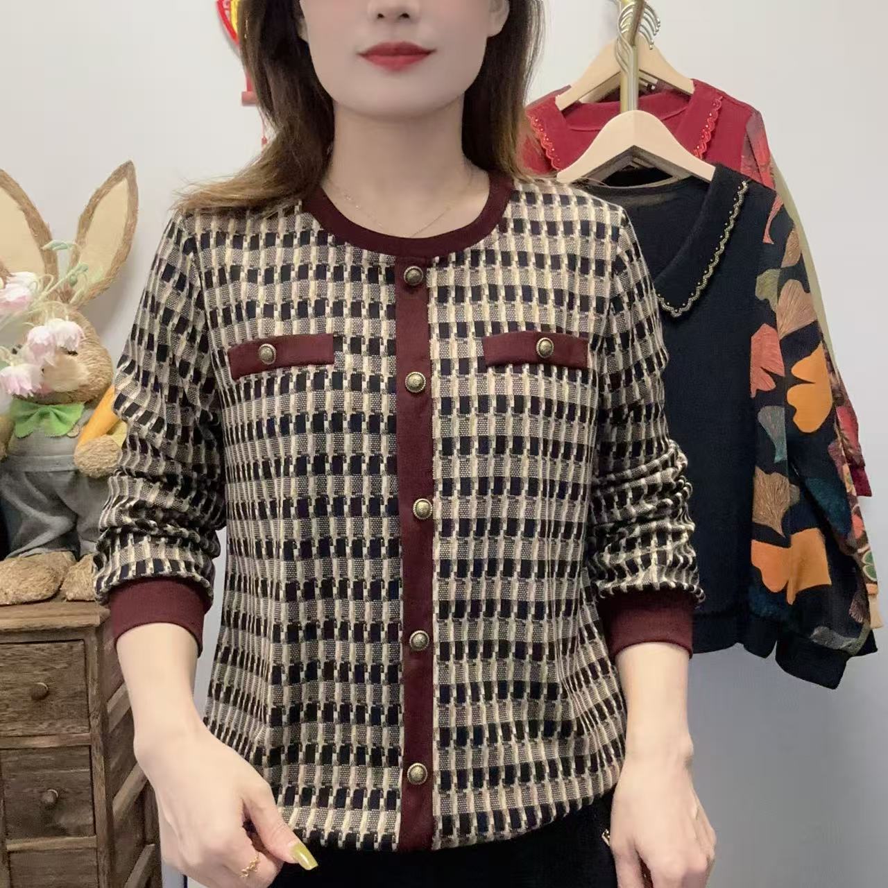 【丽姐家】秋季新款妈妈装长袖常规圆领格子女装时尚洋气小衫百搭
