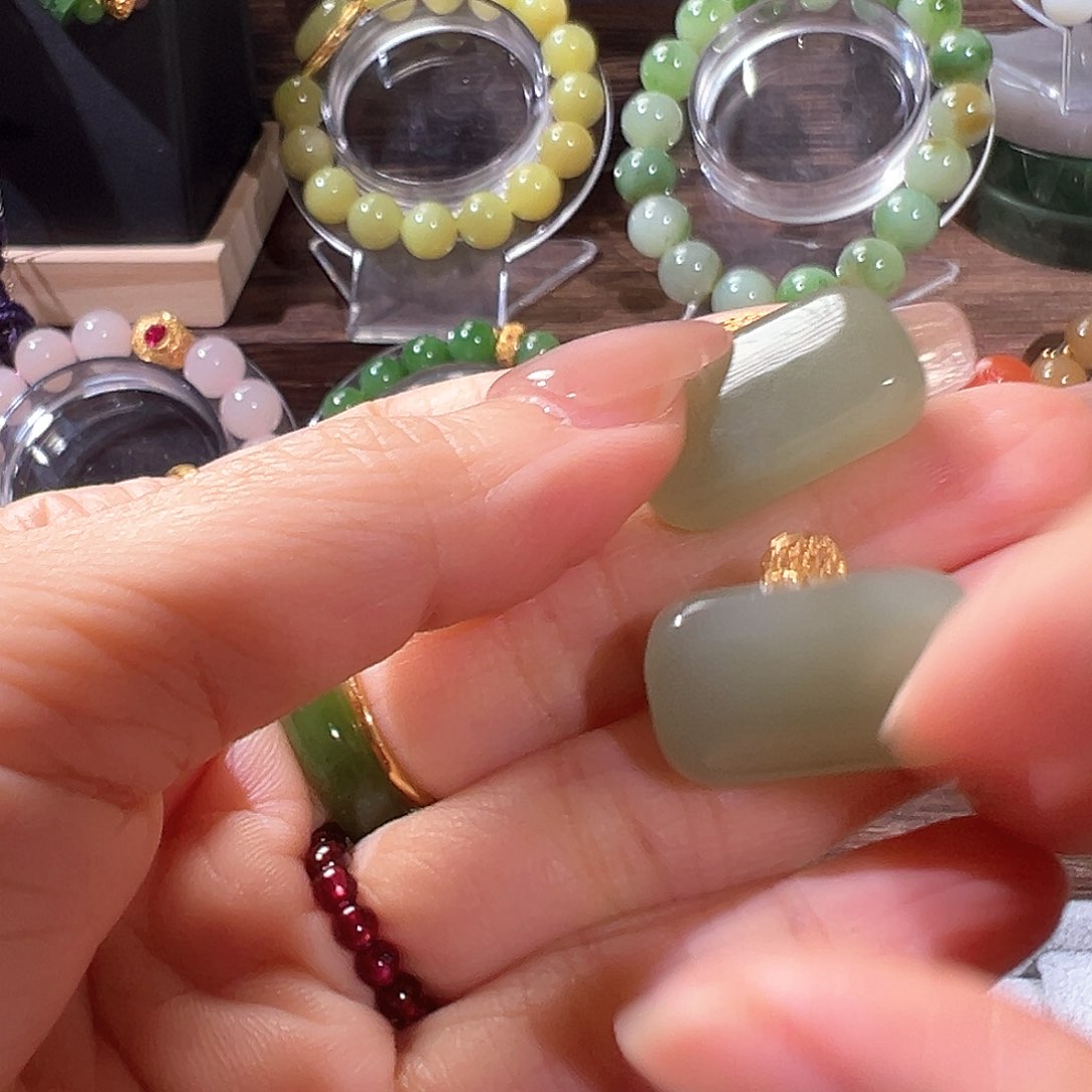 和田玉颈饰18K金镶嵌郑***阁