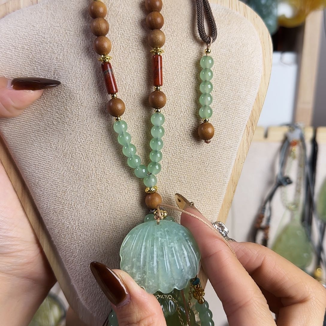 ****子蛇纹石玉未镶嵌颈饰