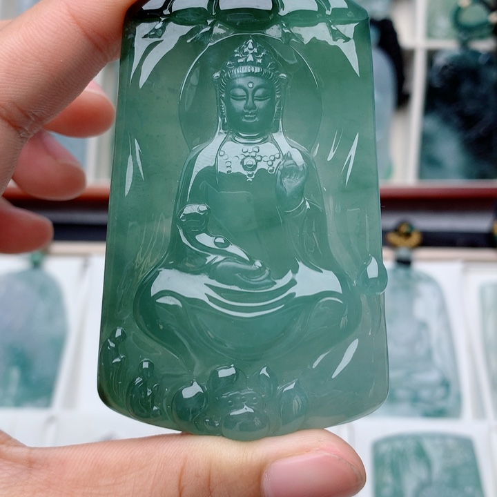 玥***啊翡翠未镶嵌颈饰素衣