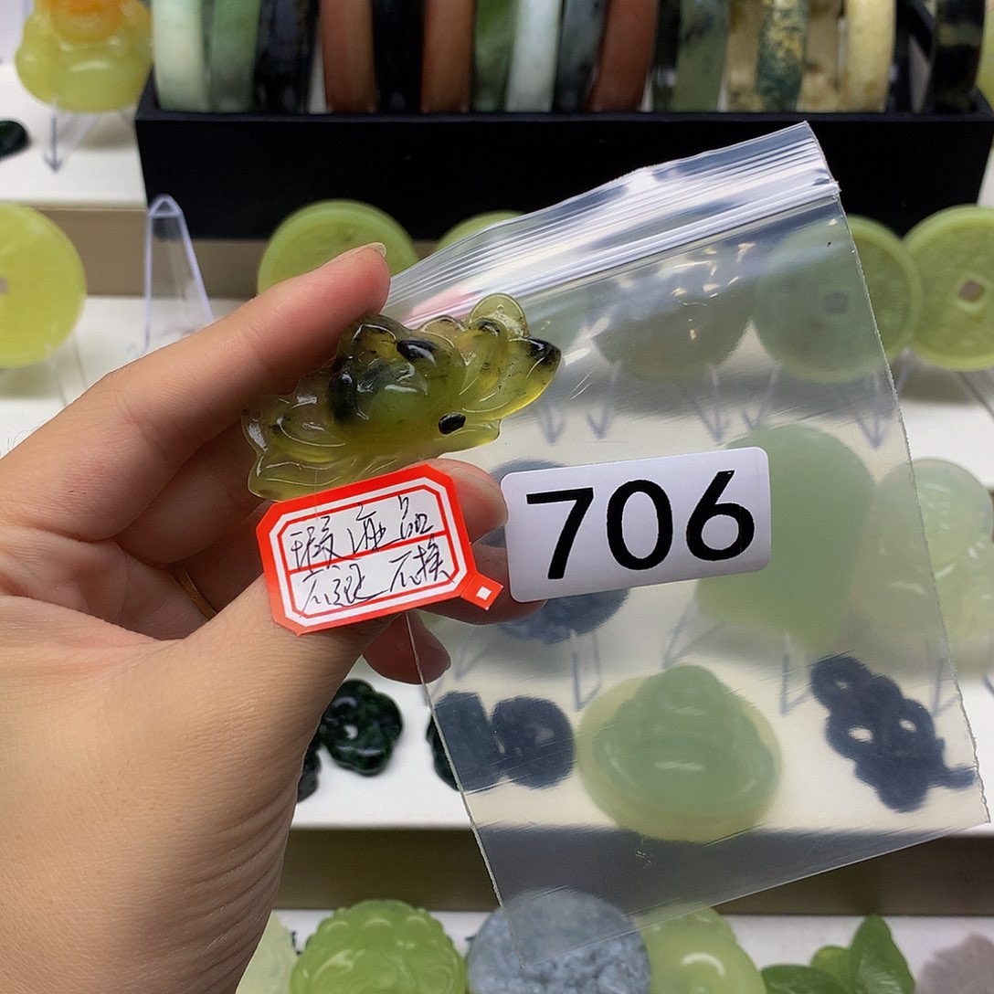 蛇纹石玉颈饰未镶嵌