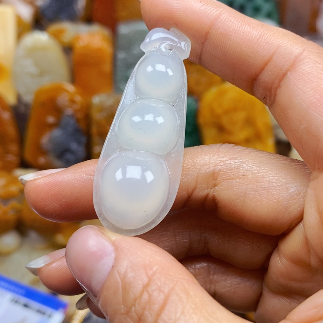 石英质玉（黄龙玉）未镶嵌颈饰