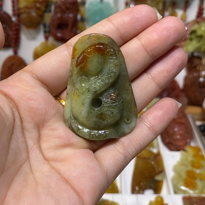 未镶嵌蛇纹石玉颈饰