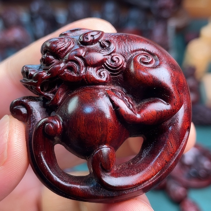 高***水吊坠小叶紫檀貔貅抱球