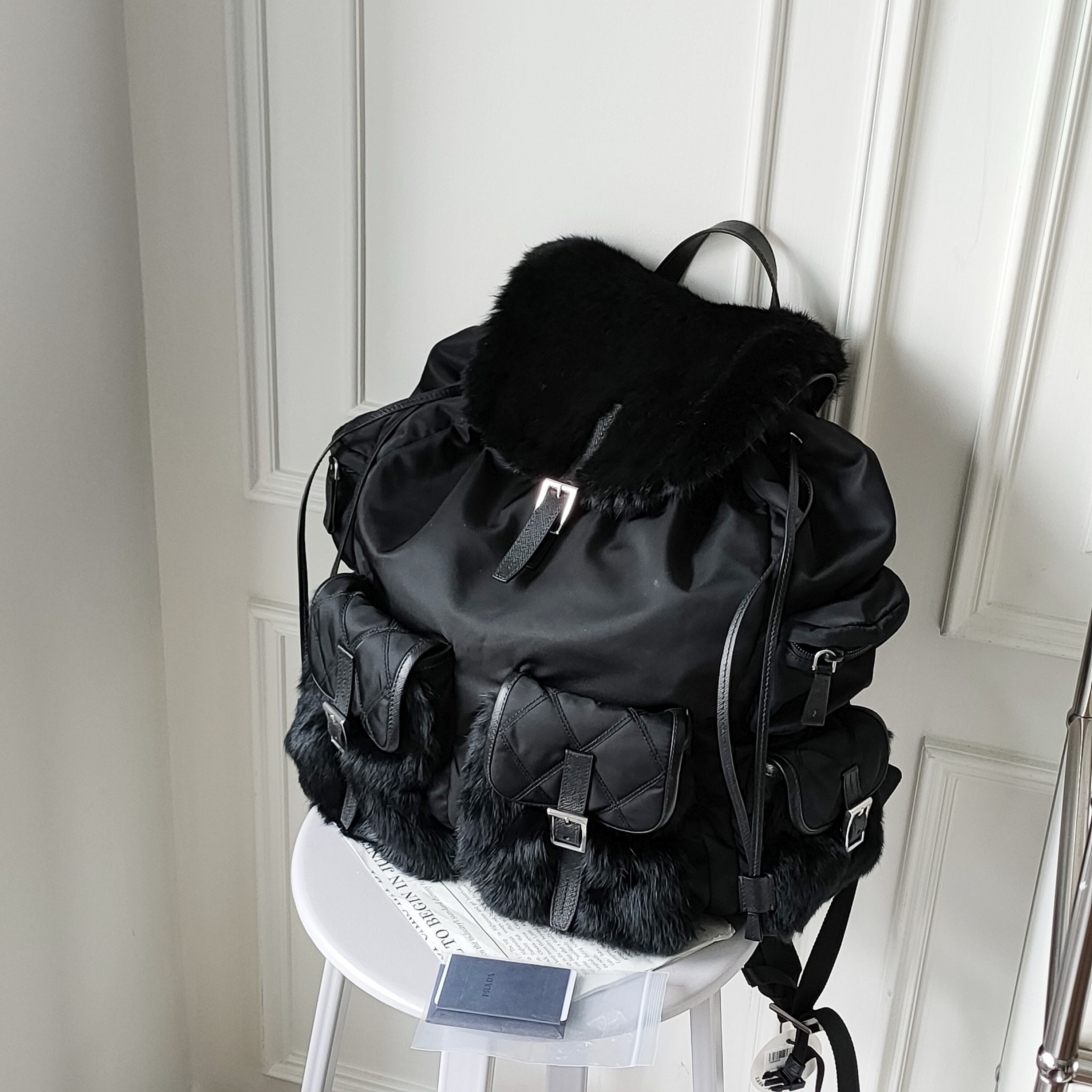 95新 Prada/普拉达 AZUL - 黑银尼龙拼皮草双肩包 休闲黑色 38926