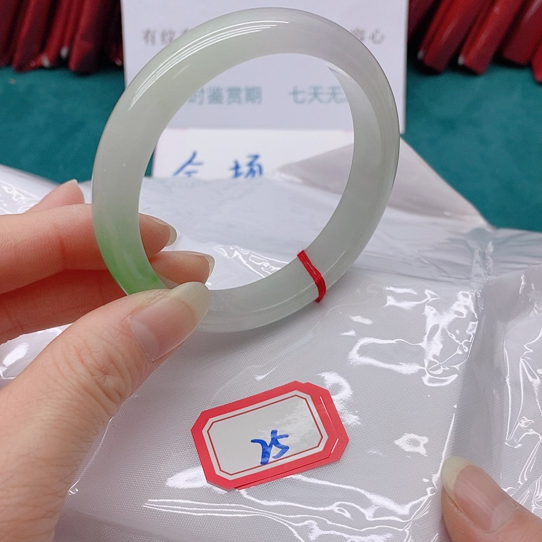 翡翠手镯未镶嵌月***?255555555