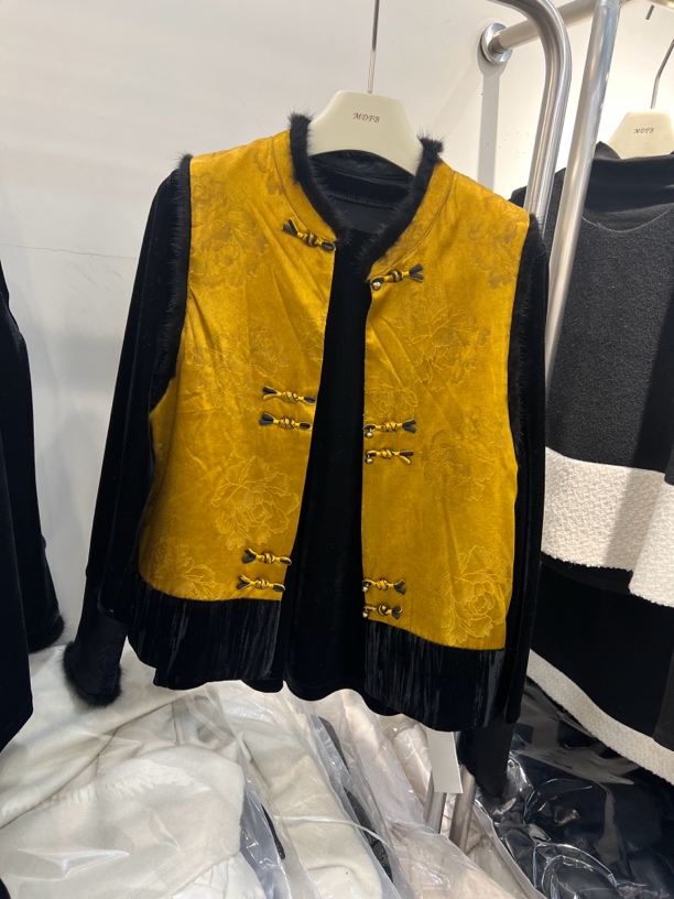 V家 国风丝绒盘扣假两件