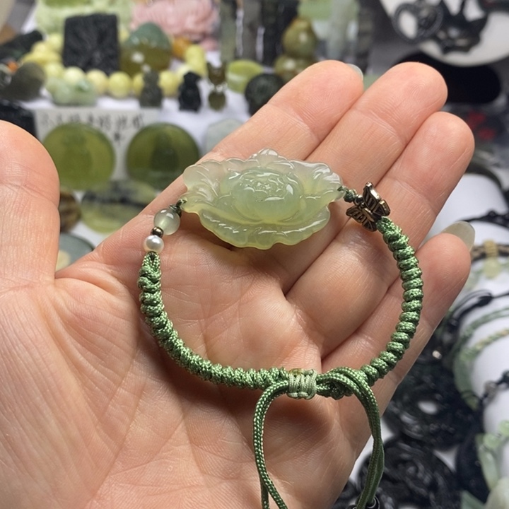 蛇纹石玉颈饰合金