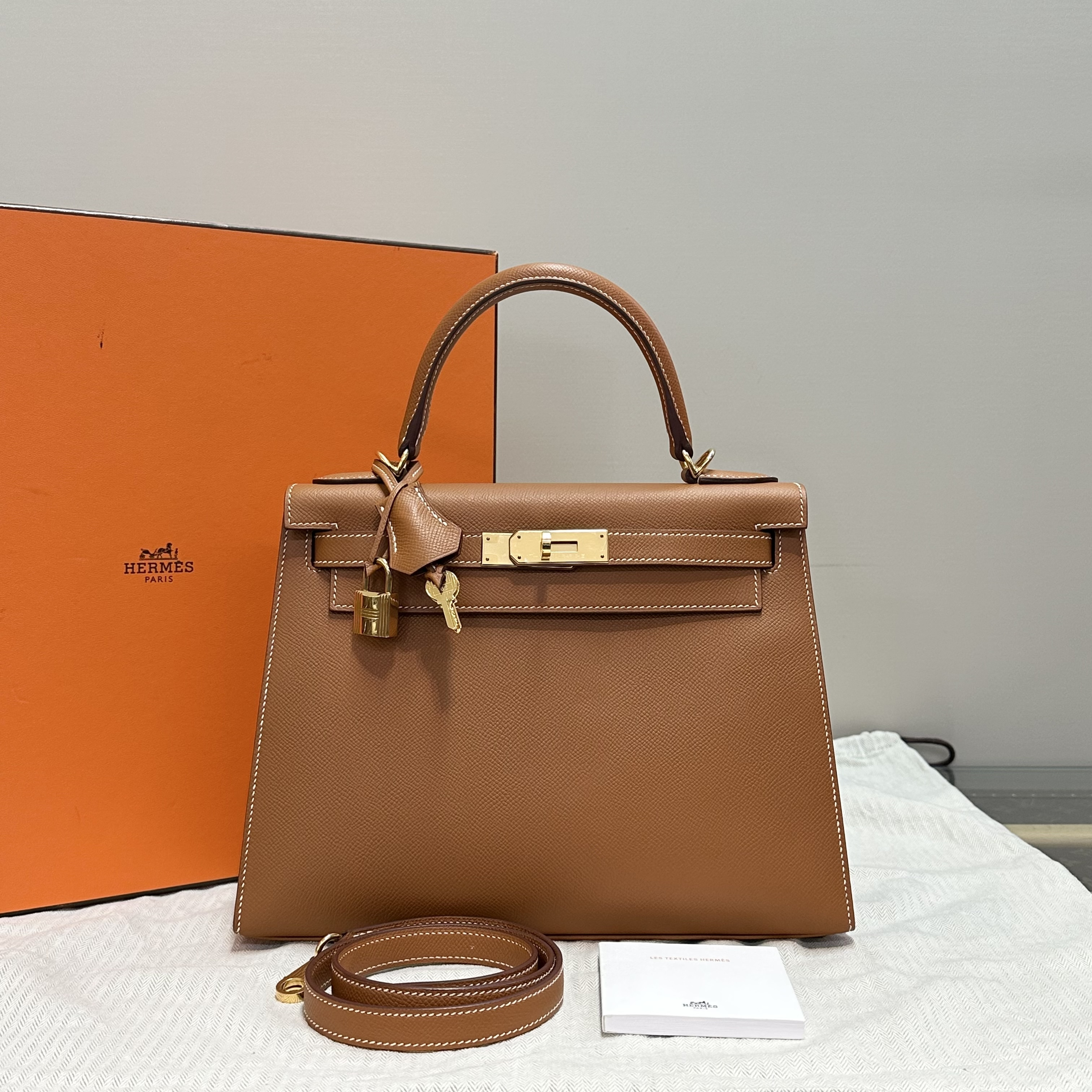 95新 Hermes/爱马仕 金棕金扣kelly28手提单肩斜挎包 22331