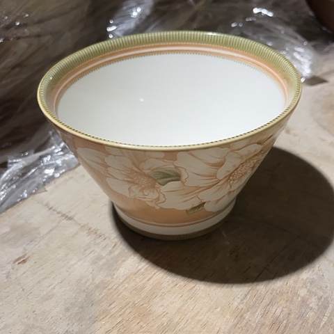 微瑕，不能明火，口径12高度7，4个斗笠碗