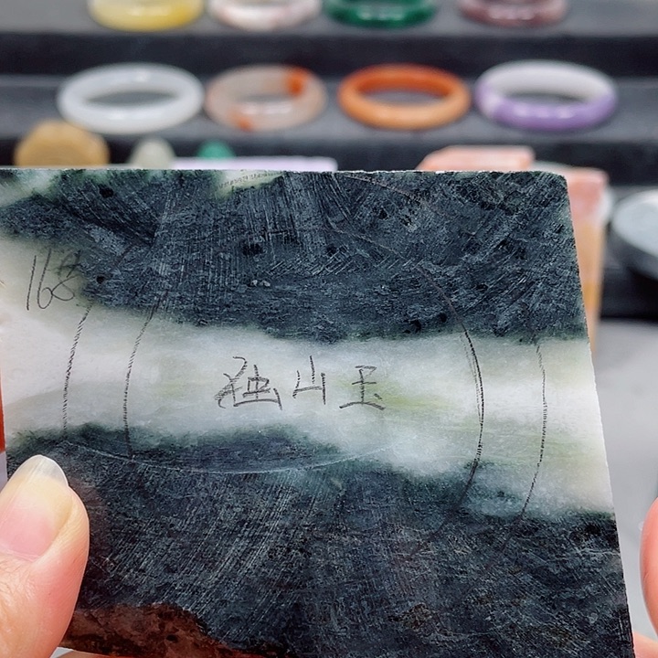 独山玉未镶嵌手镯定制
