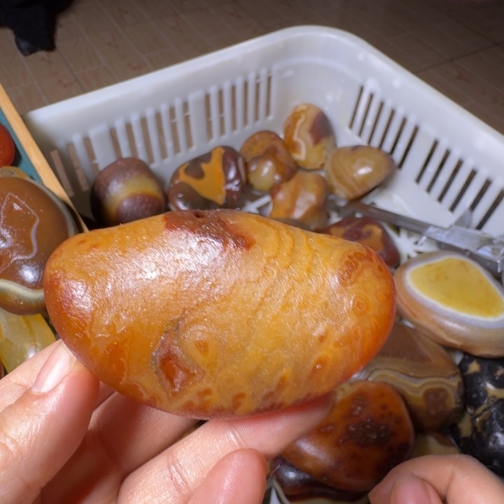 勇***前瓷片马达加斯加奇石手把件浮雕