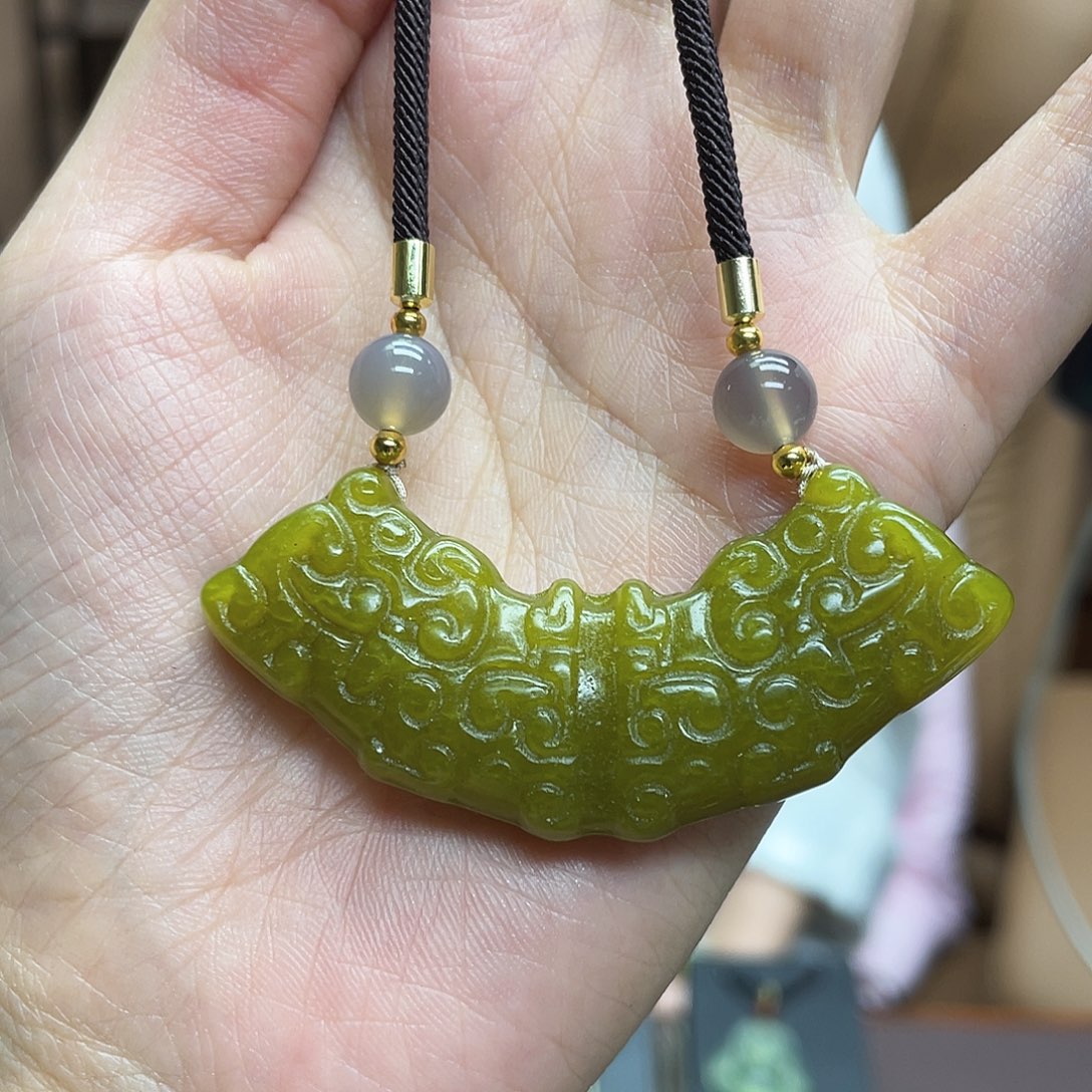 蛇纹石玉颈饰未镶嵌