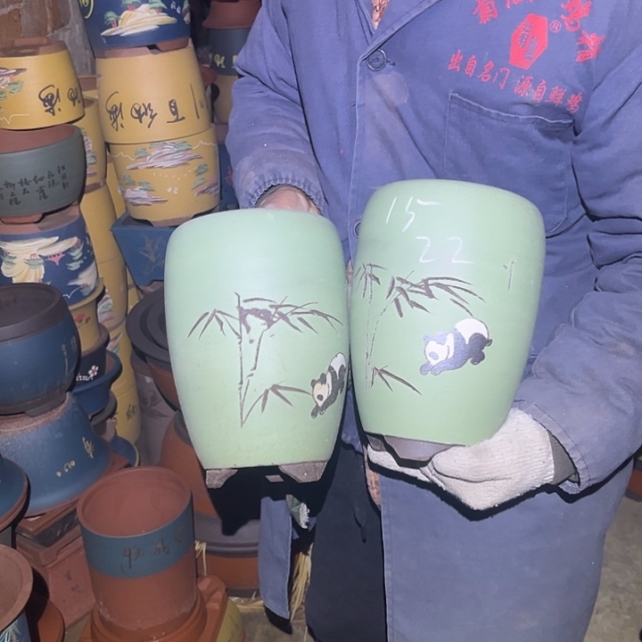 紫砂紫砂花盆和红砖墙两