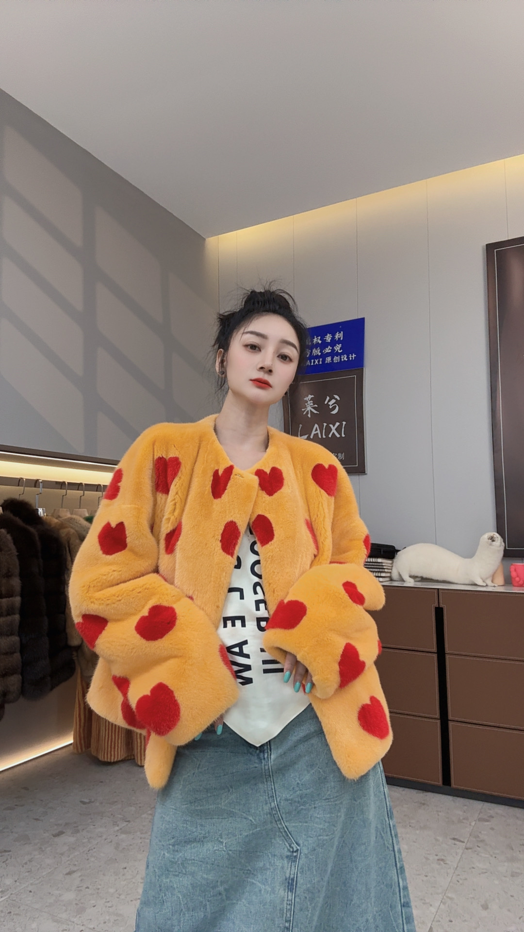 LAIXI/莱兮2025设计师风格重工宽松版女士轻奢水貂外套  衣长60CM