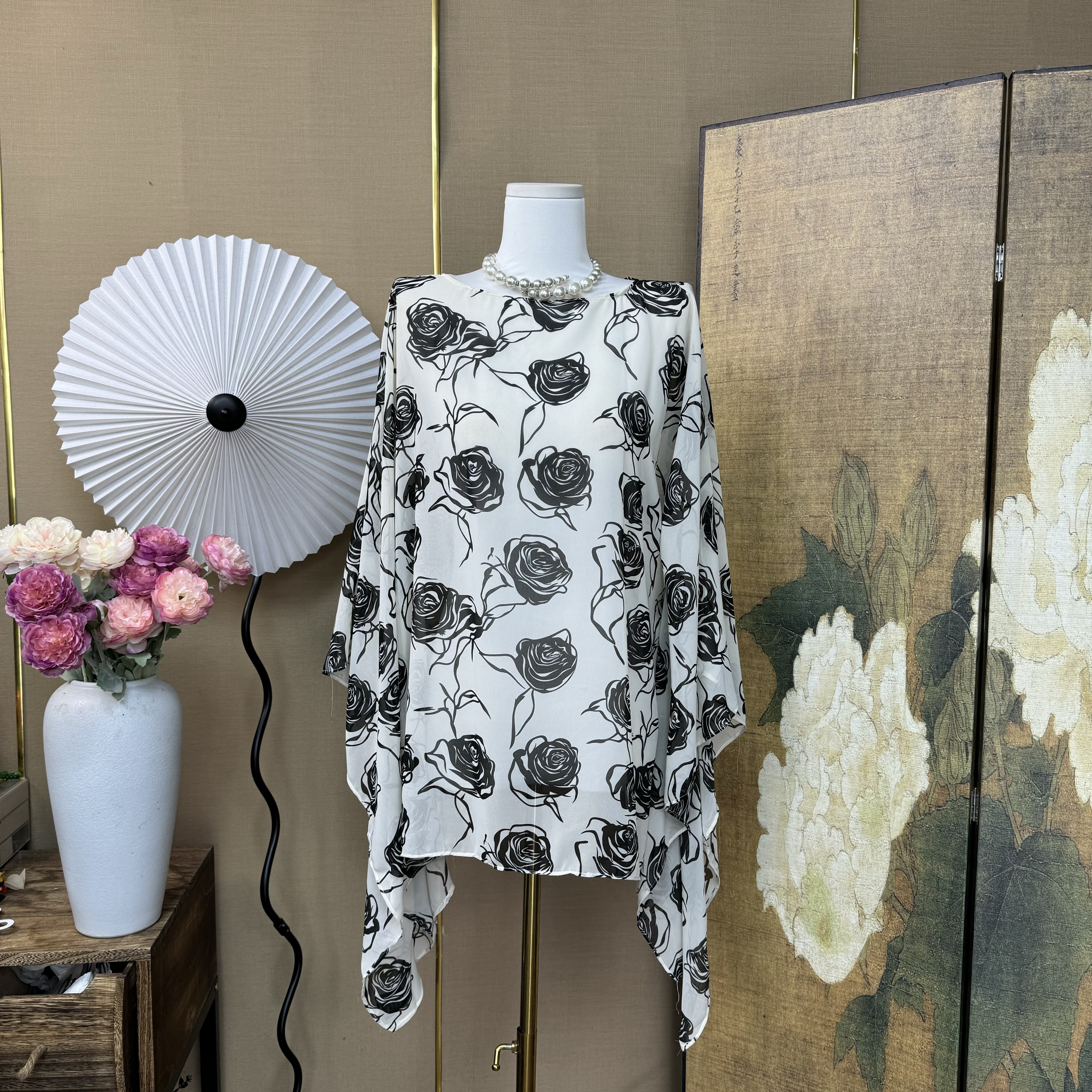 【399】黑白线条玫瑰素雅斗篷圆领时尚休闲