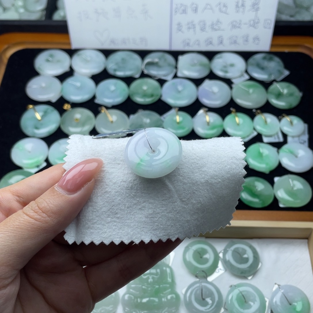 翡翠颈饰未镶嵌平安扣