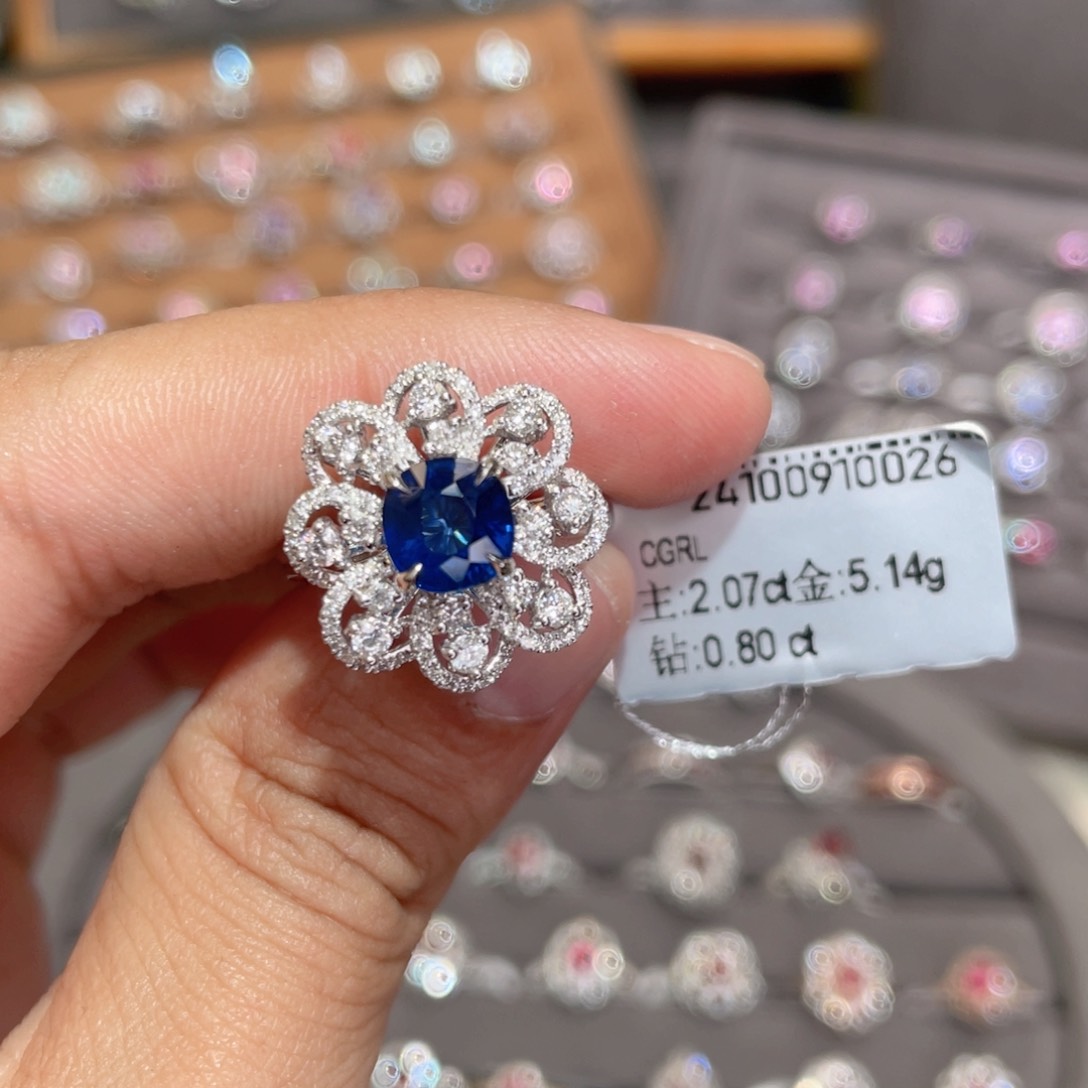 彩色蓝宝石戒指18K金镶嵌2.07ct 皇家蓝