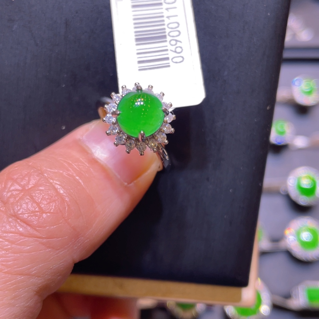 翡翠未镶嵌颈饰戒指