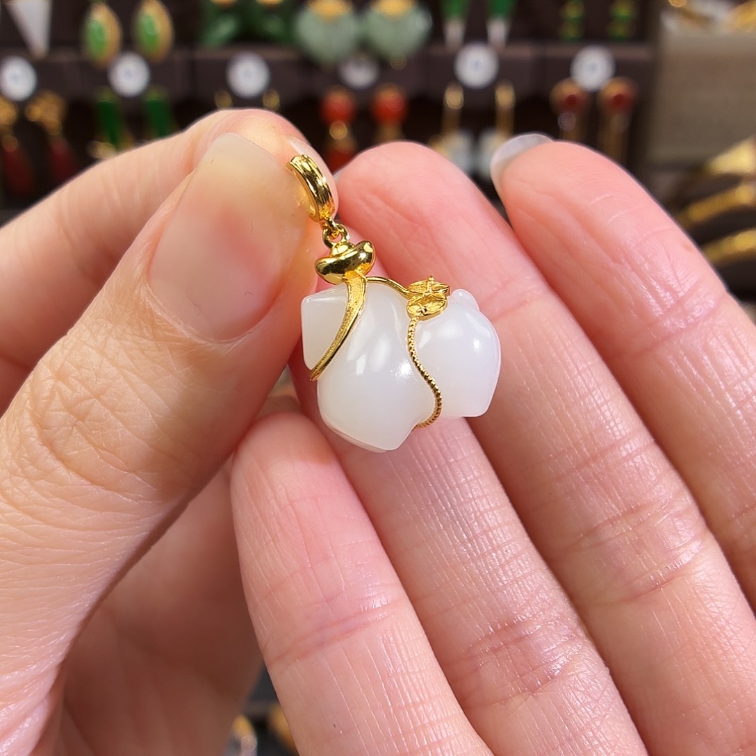 颈饰18K金镶嵌和田玉