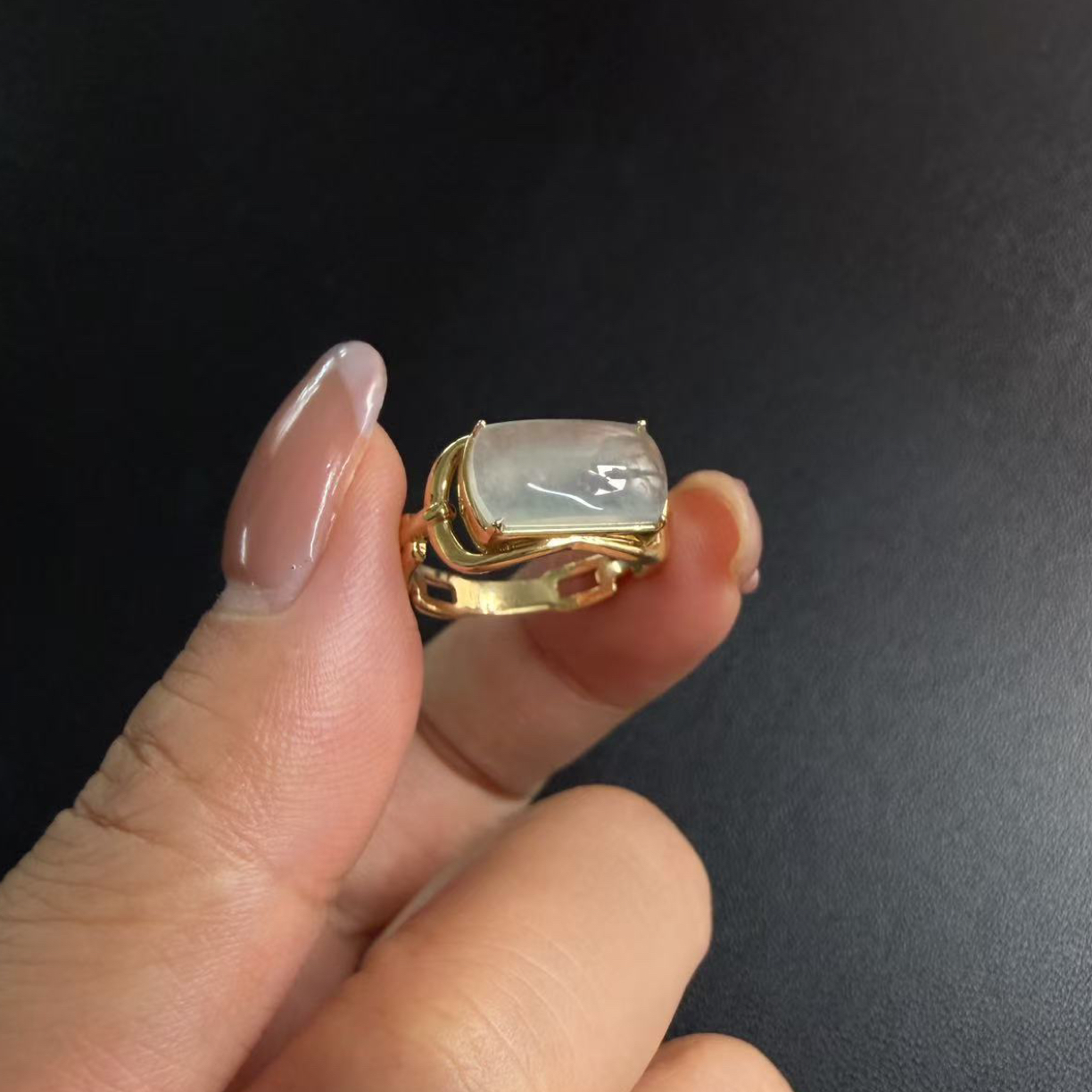 18k金镶嵌缅甸天然翡翠马鞍戒指