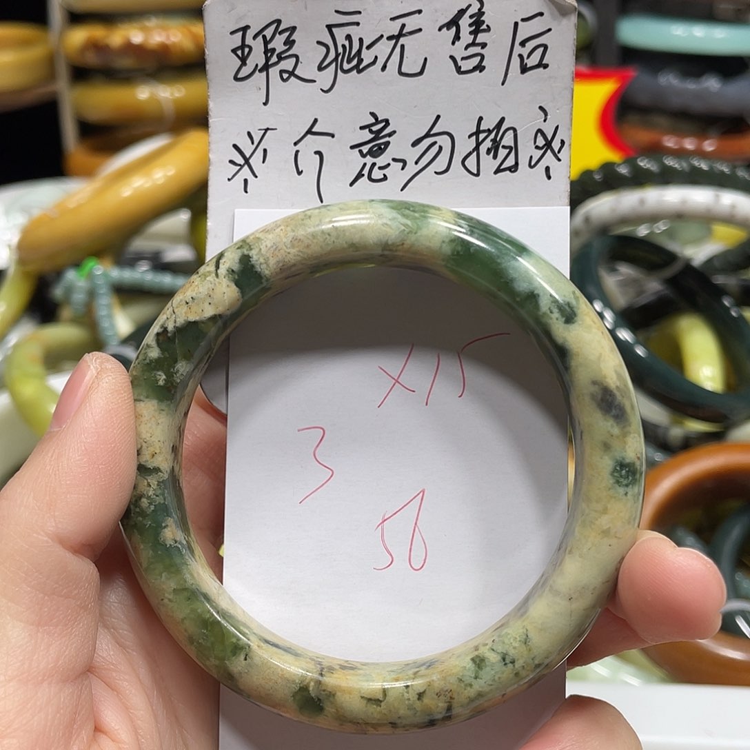 蛇纹石玉手镯未镶嵌