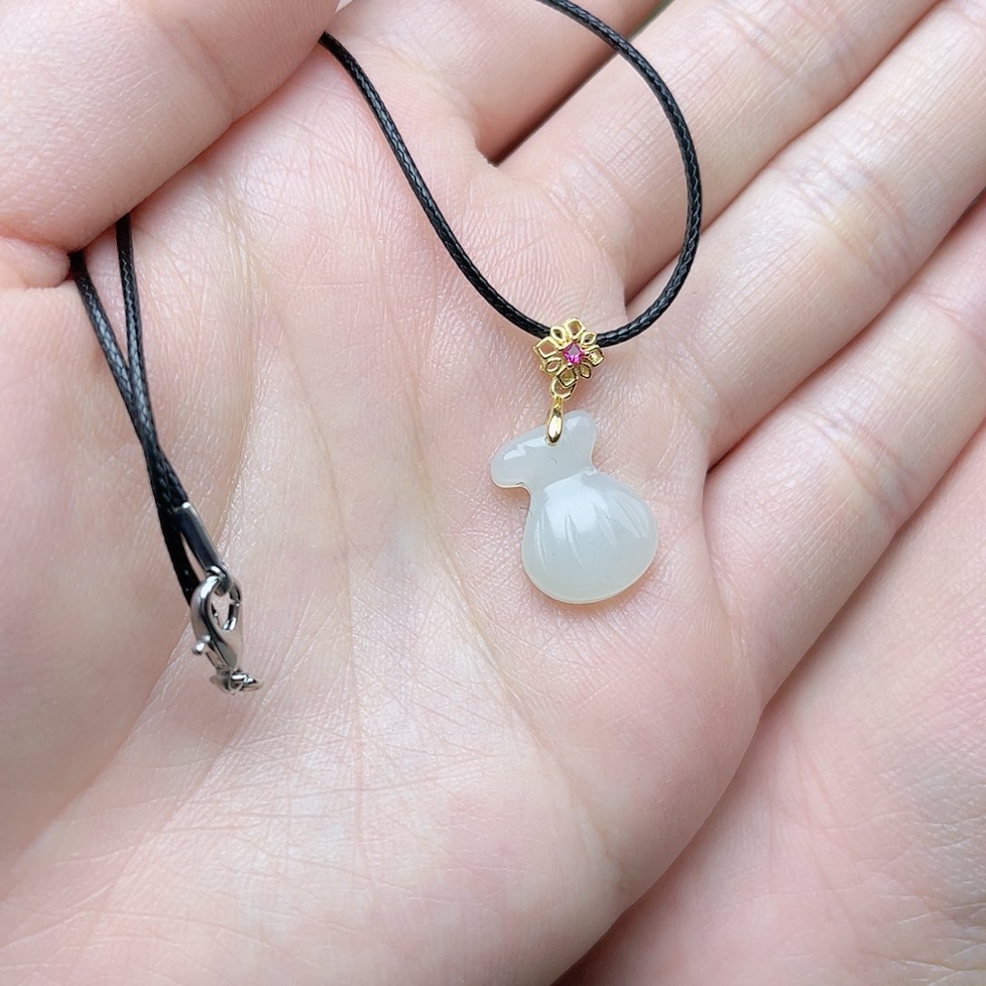 和田玉挂件。k k银S925镶嵌