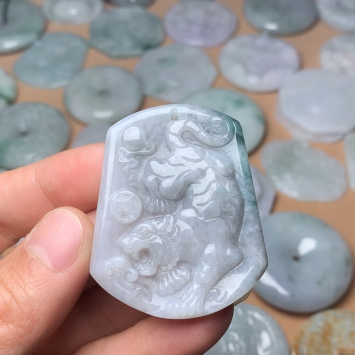 翡翠未镶嵌颈饰老虎牌