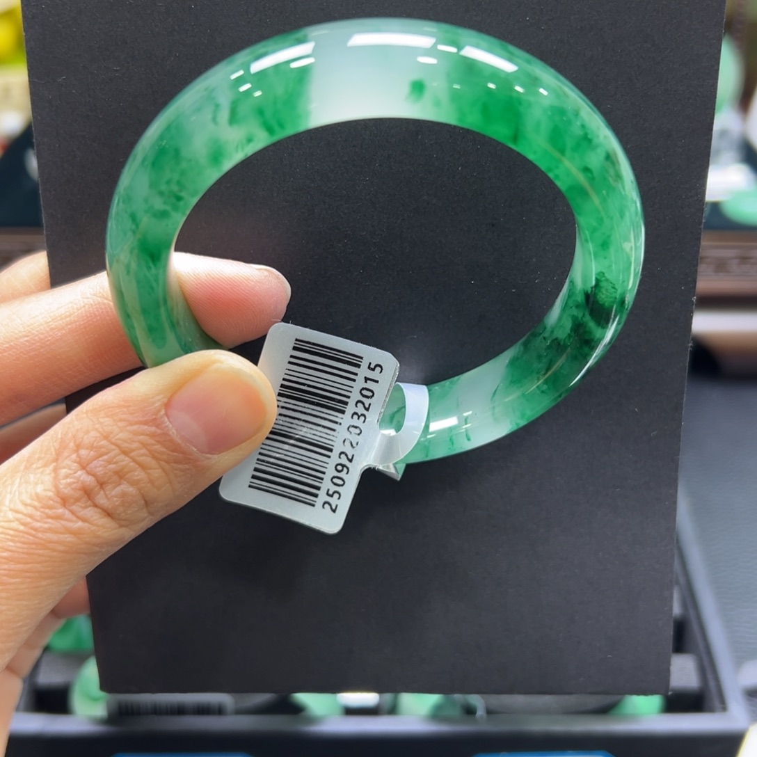 沐***大石英质玉未镶嵌手镯