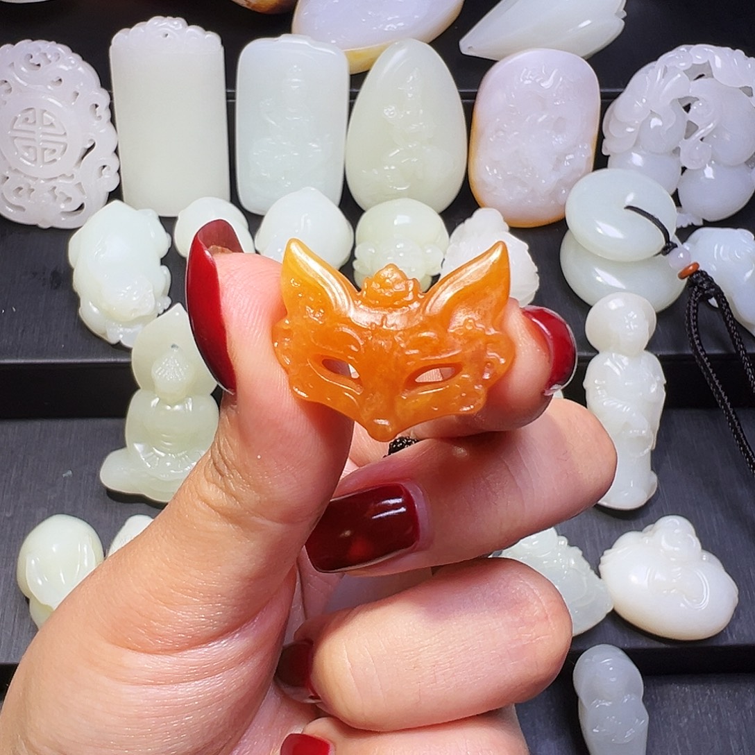 扶***舒和田玉未镶嵌颈饰