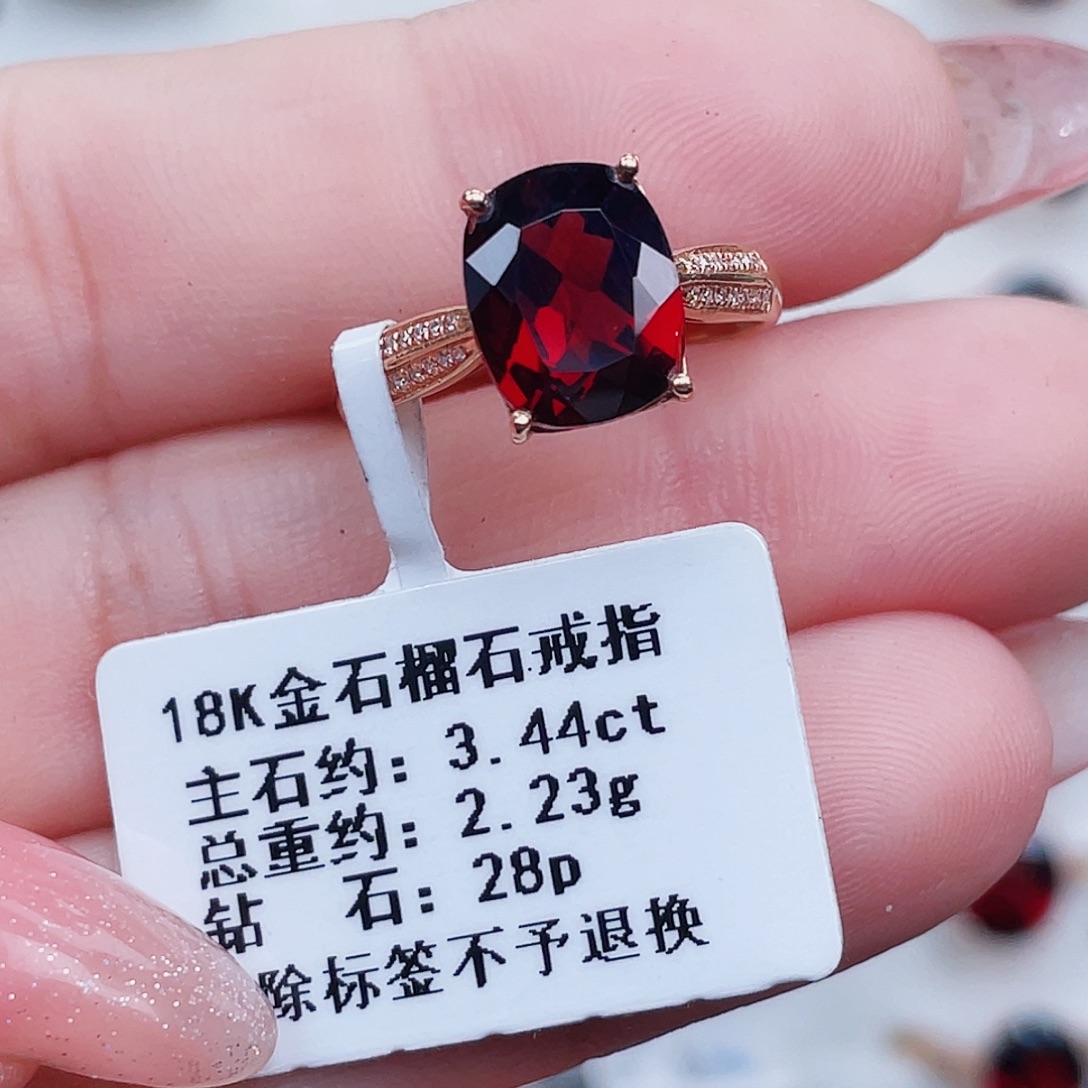18K金镶嵌戒指石榴石