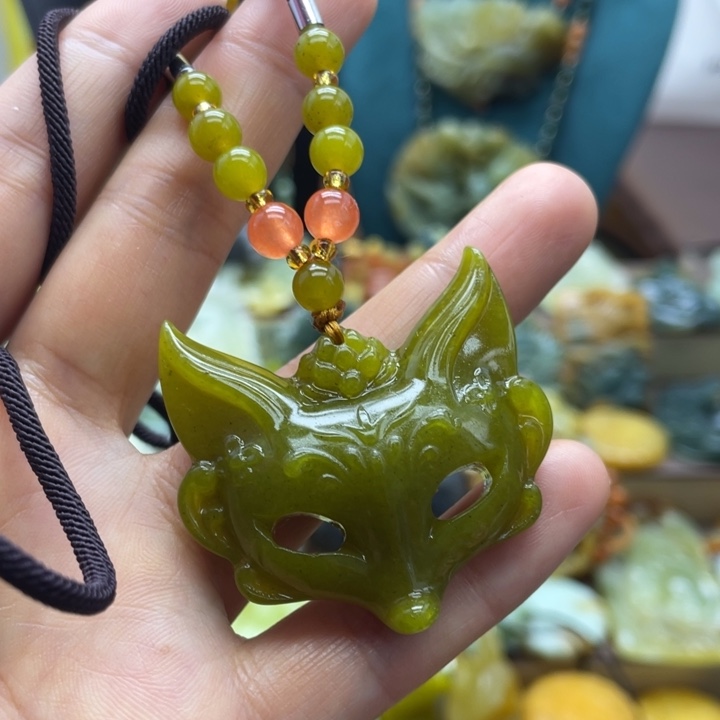 蛇纹石玉未镶嵌颈饰