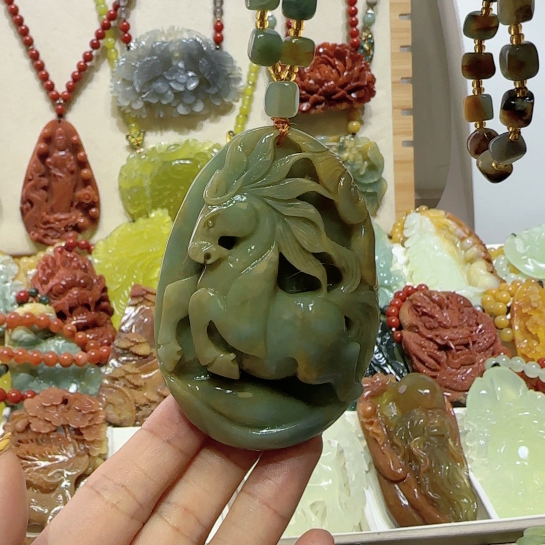 未镶嵌蛇纹石玉吊坠