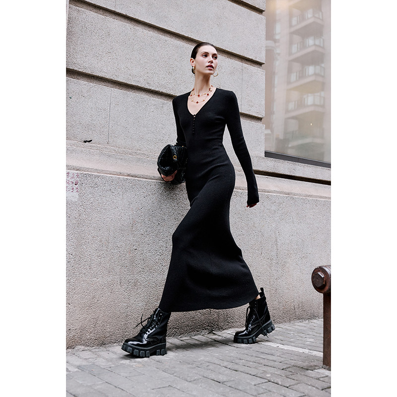 Luna7xi 极简深V领纸片人打底针织连衣裙女过膝修身长裙秋冬新款