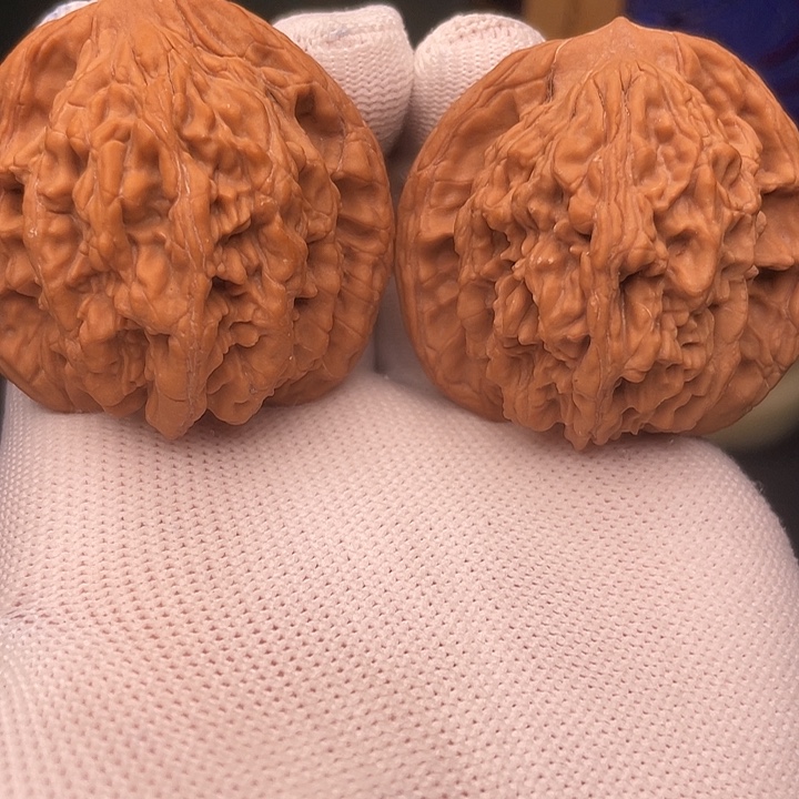 文玩核桃吊坠虎头