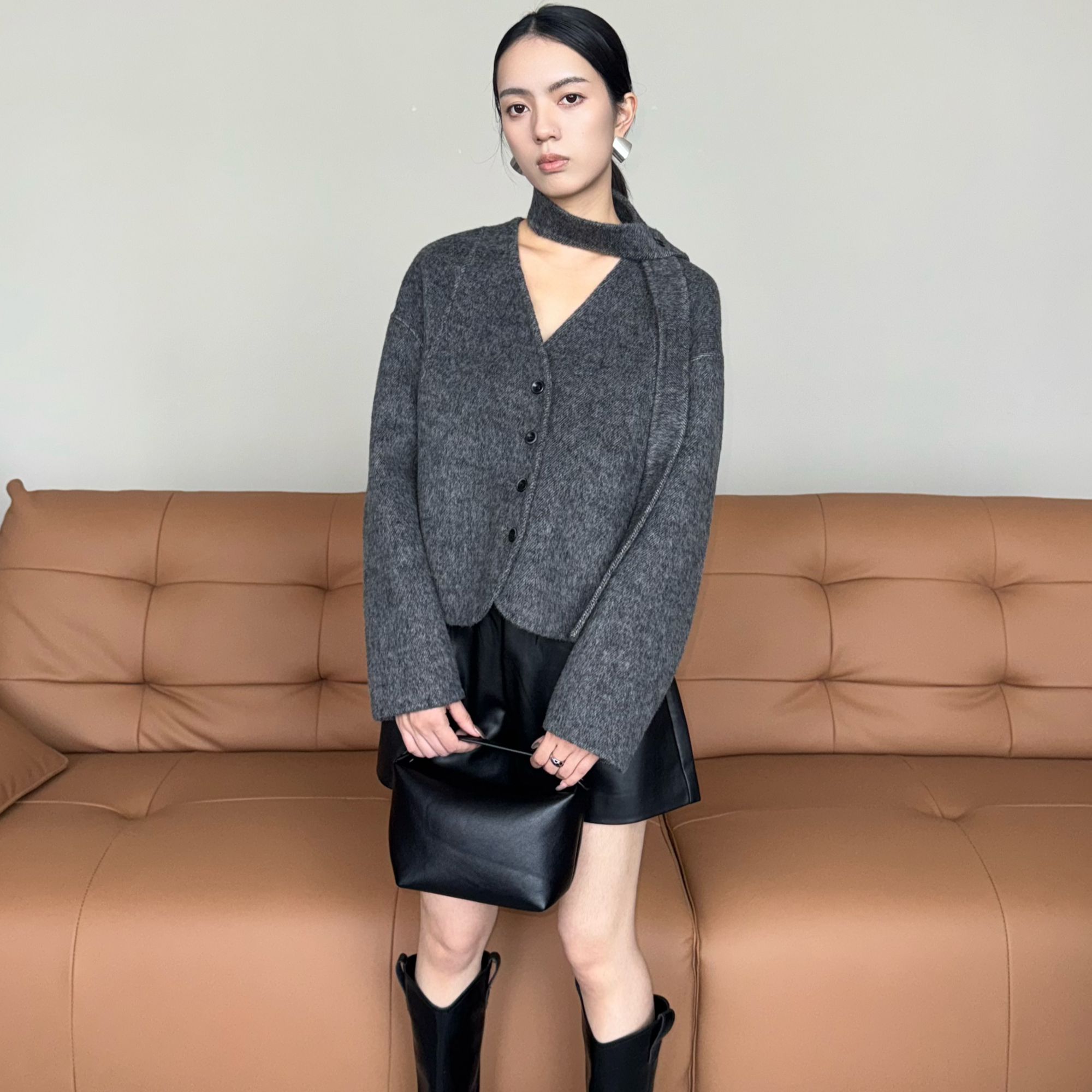 法式纯色秋冬V领女短款外套设计师长袖气质休闲梦幻灰色