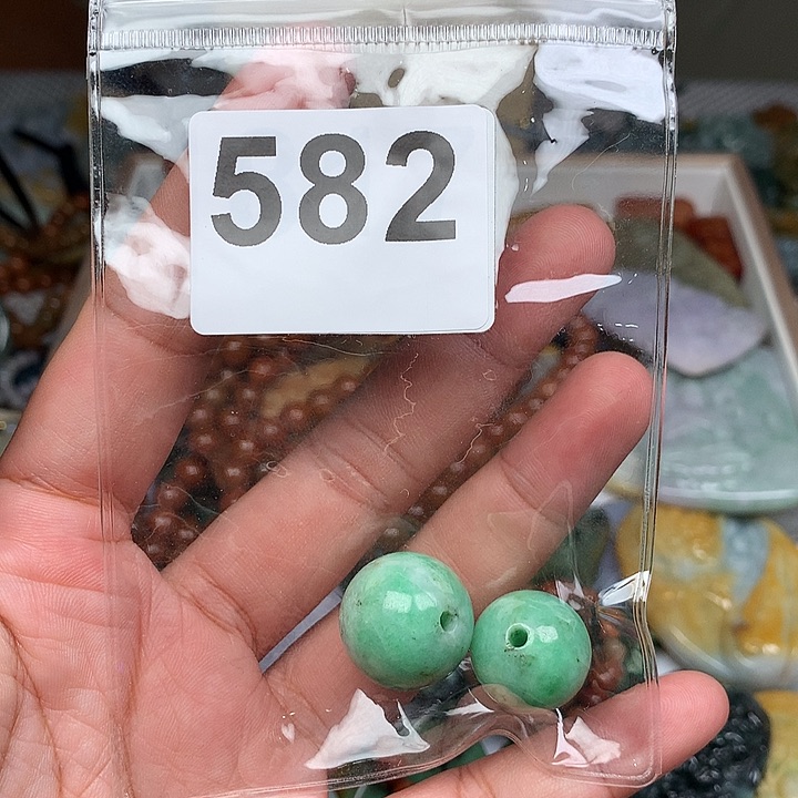 翡翠未镶嵌颈饰在**方翡翠