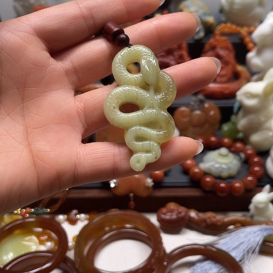 蛇纹石玉吊坠未镶嵌