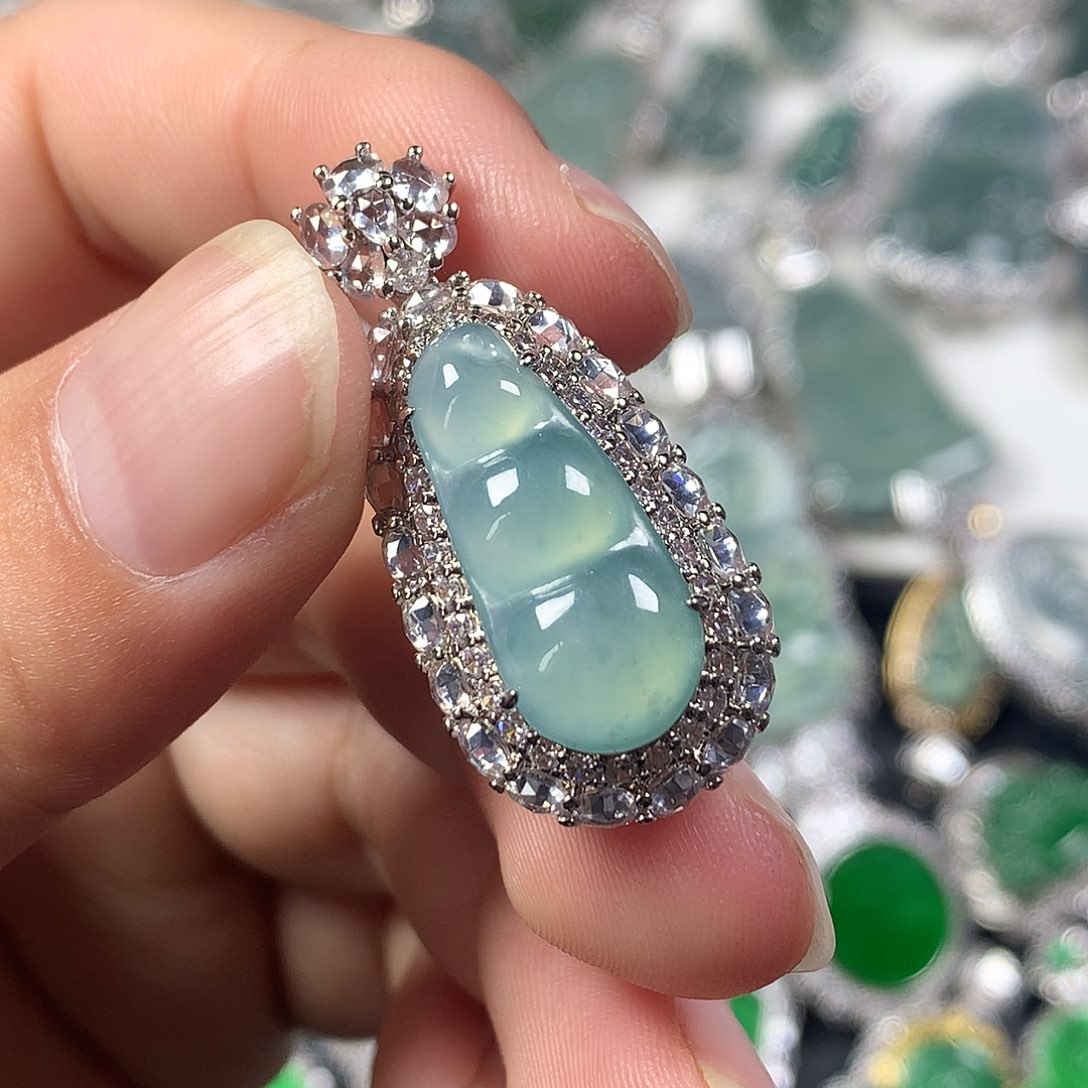 翡翠未镶嵌颈饰豆子