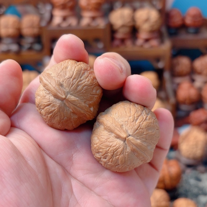 文玩核桃把件金丹绣球