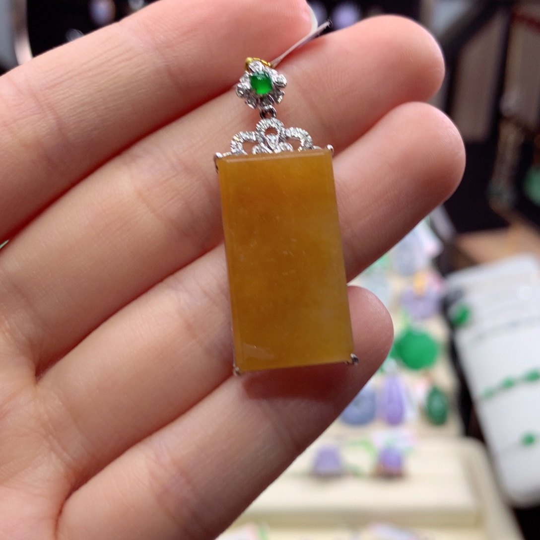 翡翠18K金镶嵌颈饰翡翠