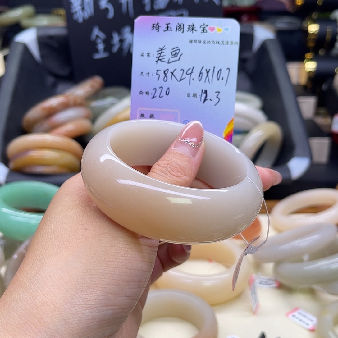 美***店石英质玉未镶嵌手镯
