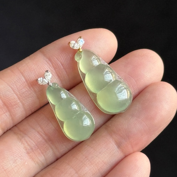 18k冰晴绿甜绿福豆小吊坠缅甸A货翡翠，颜色甜有种有色小巧精致款