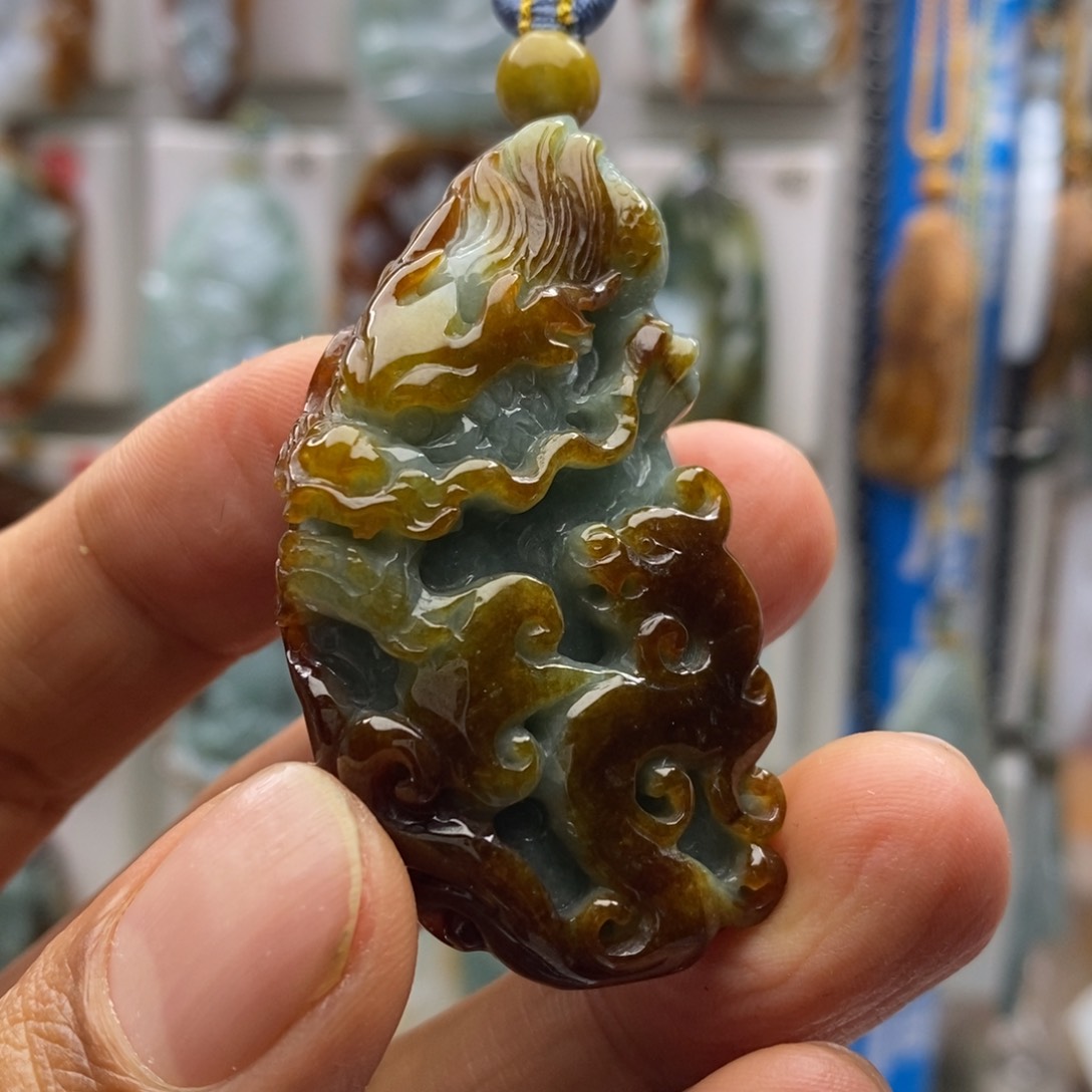 翡翠未镶嵌颈饰龙