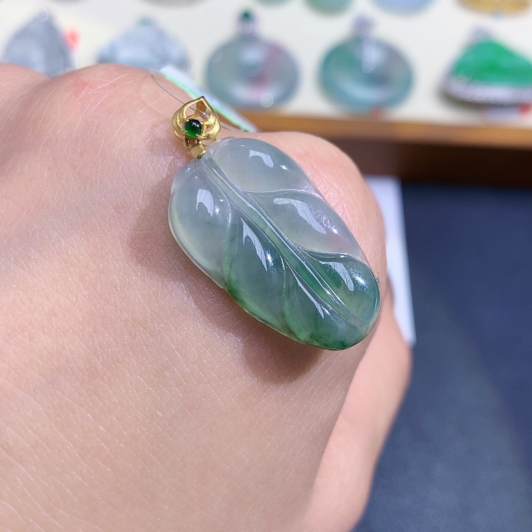 翡翠颈饰18K金镶嵌叶子