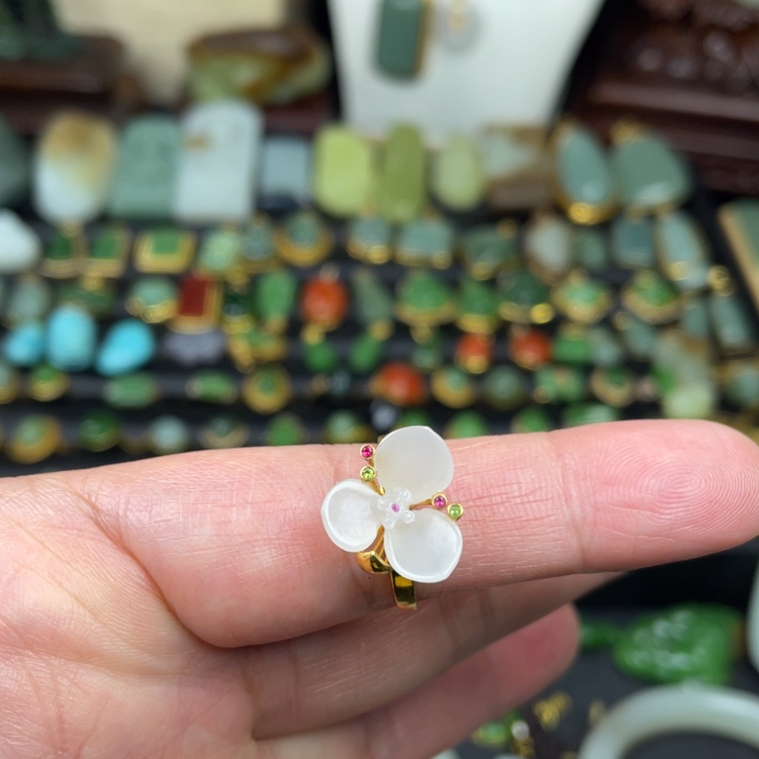 小***宝和田玉18K金镶嵌戒指