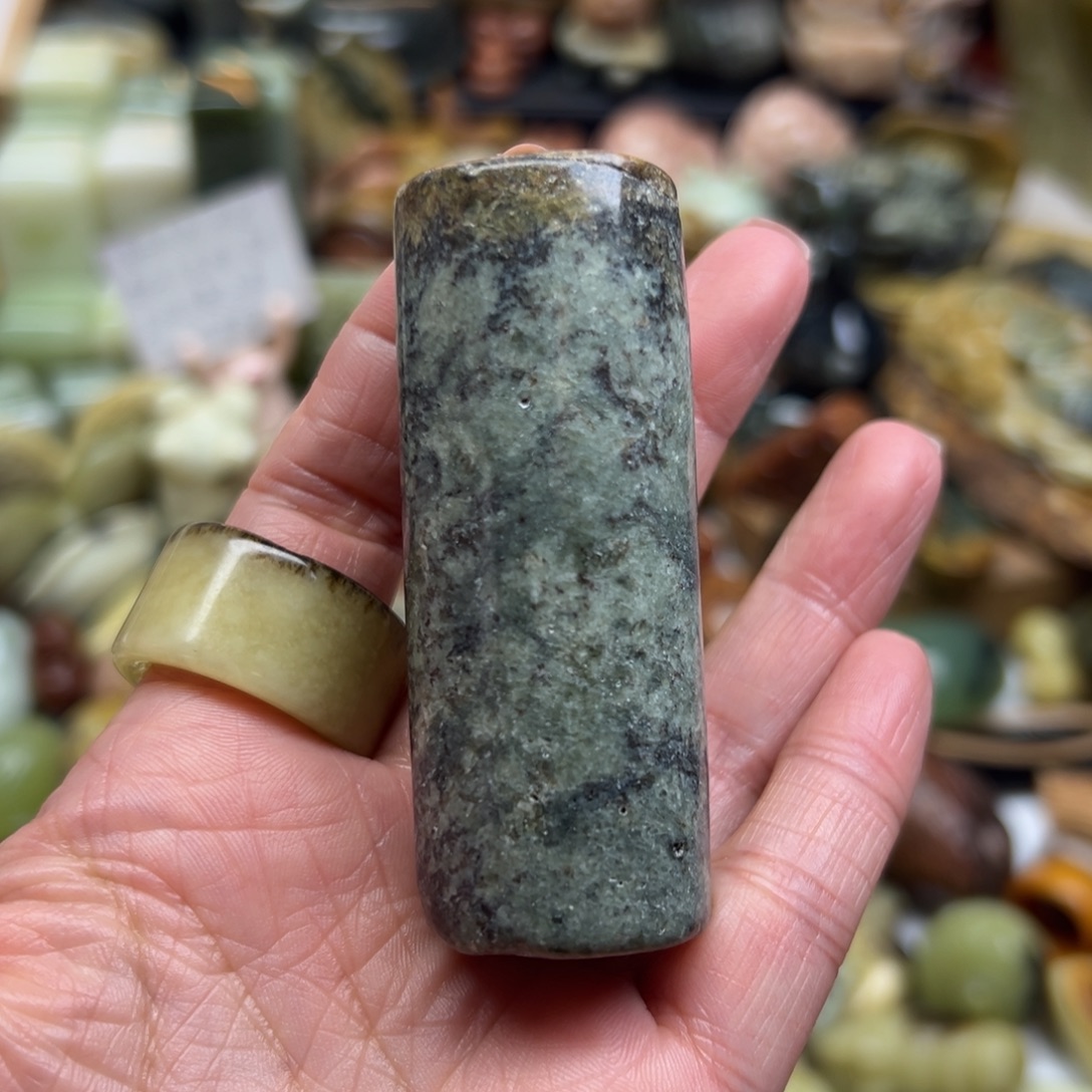 岫岩河磨玉（透闪石质玉）未镶嵌颈饰河磨玉手玩有瑕