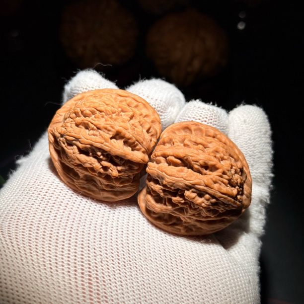 859全品无修三角桩密纹狮子头文玩核桃精品尺寸:边35肚38高32