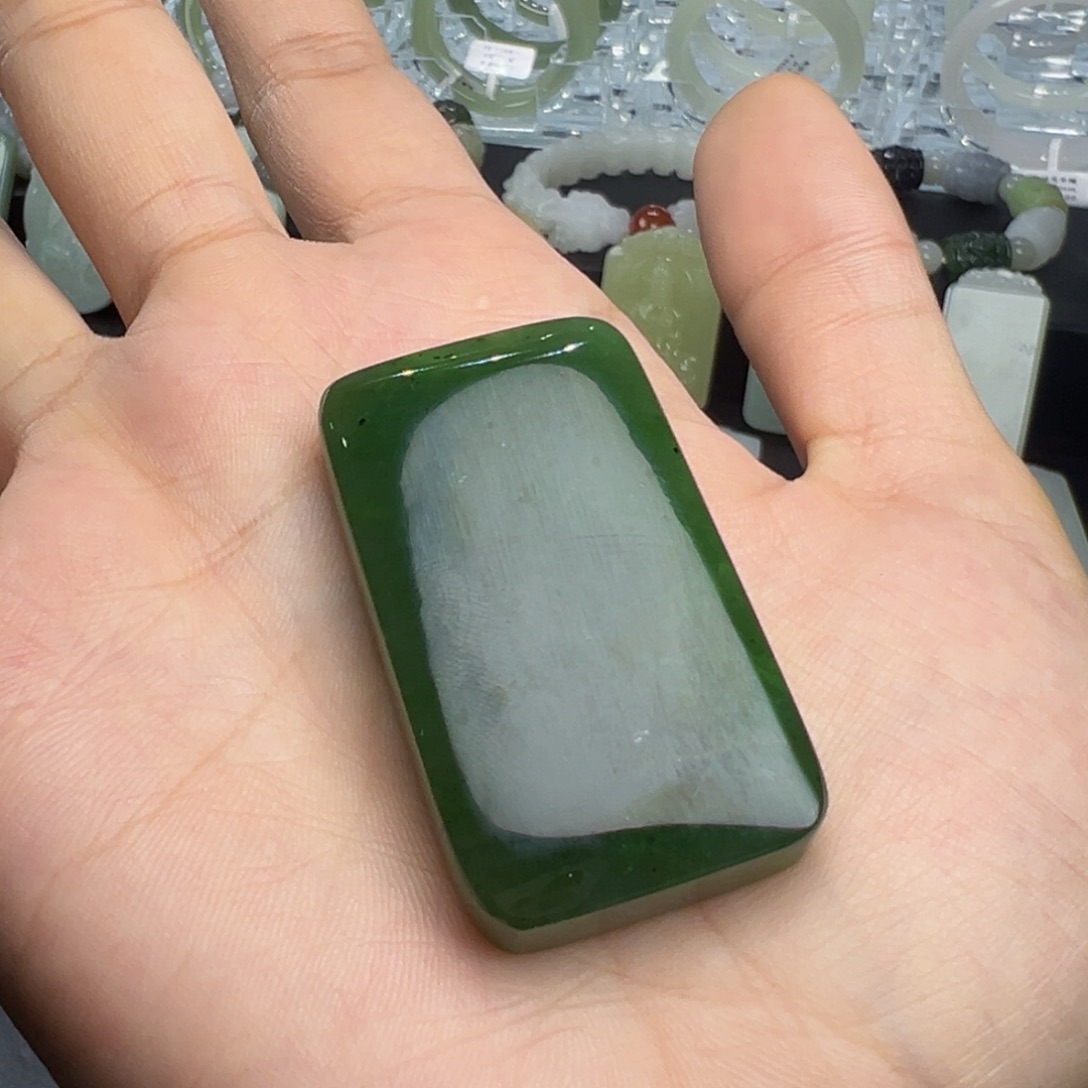 颈饰未镶嵌和田玉（碧玉）