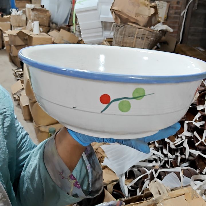 摆件盘子碗茶壶啥都有